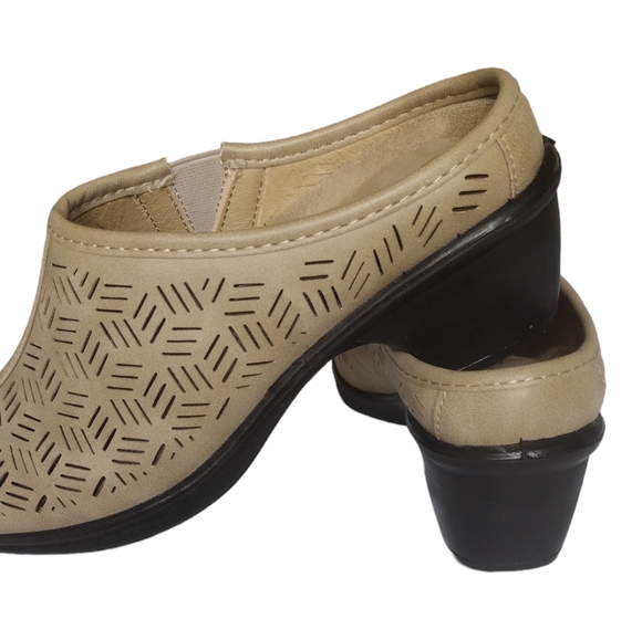 Clogs Shoes In A Tan Color by Easy Street comfort wave size 6 1/2 - Picture 2 of 6